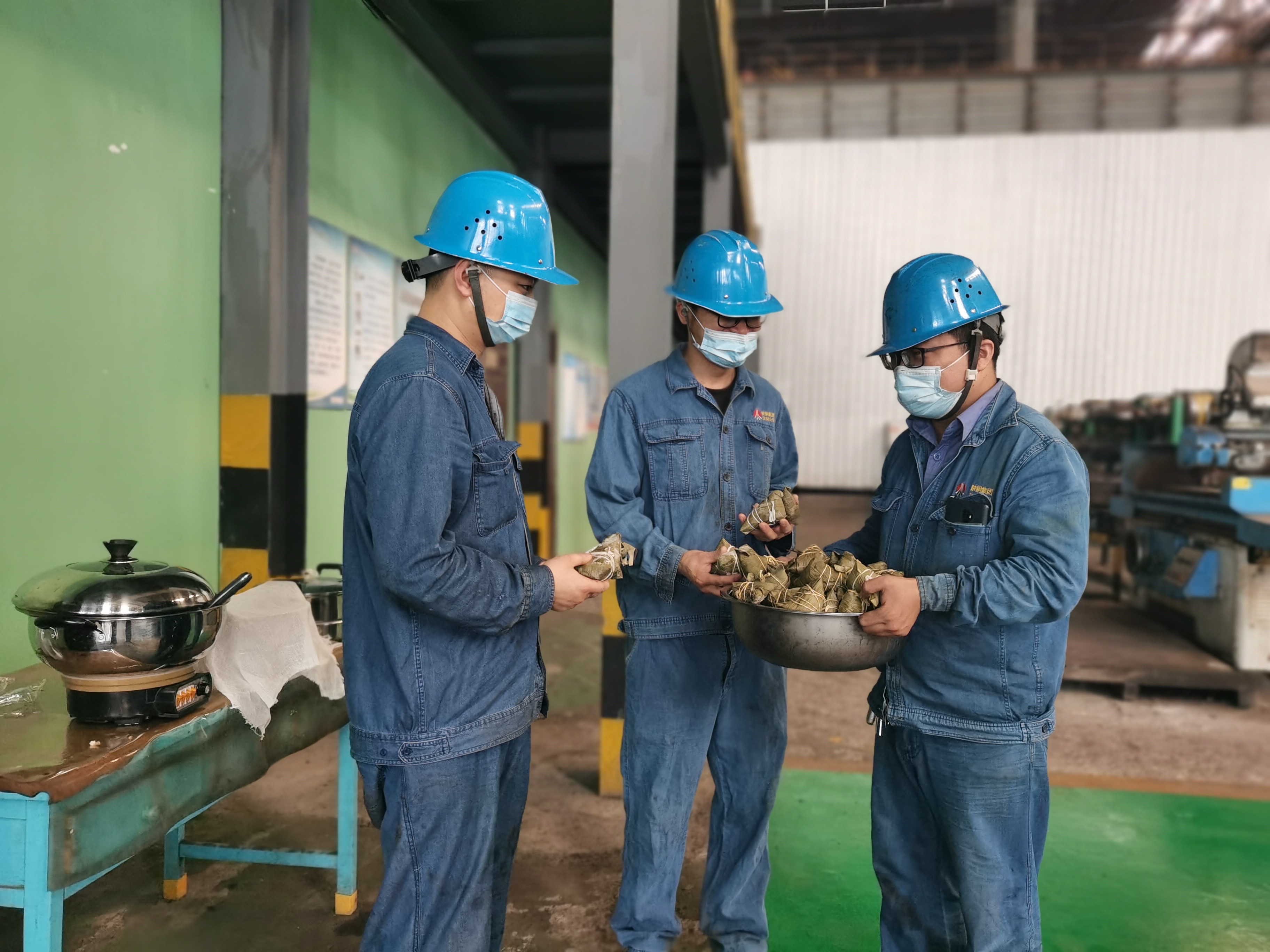 一米一葉“粽”是愛 一線一心顯真情 一米一葉“粽”是愛 一線一心顯真情