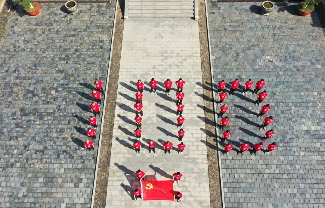 宣誓中蓄積前進力量,觀影中堅定工作方向 宣誓中蓄積前進力量,觀影中堅定工作方向