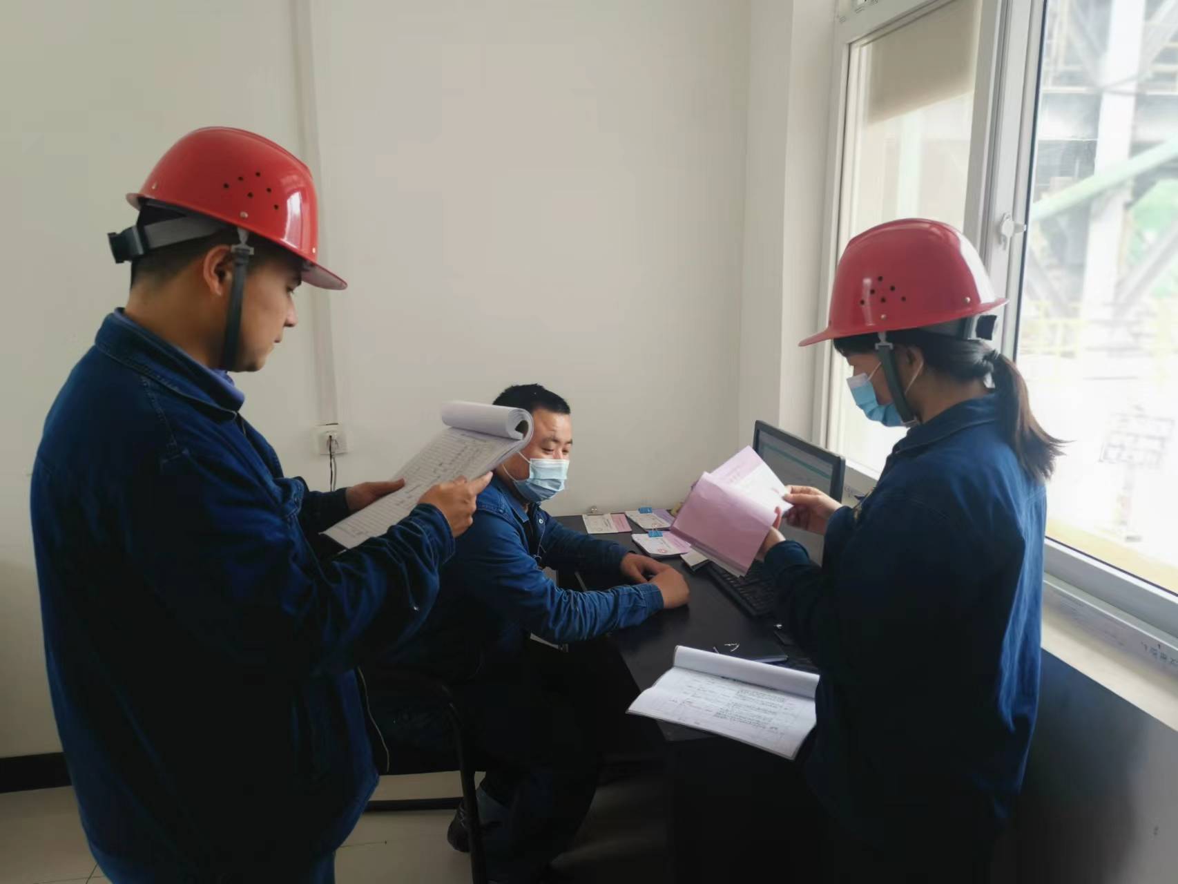 挺進(jìn)“第一線” 節(jié)日“我在崗” 挺進(jìn)“第一線” 節(jié)日“我在崗”