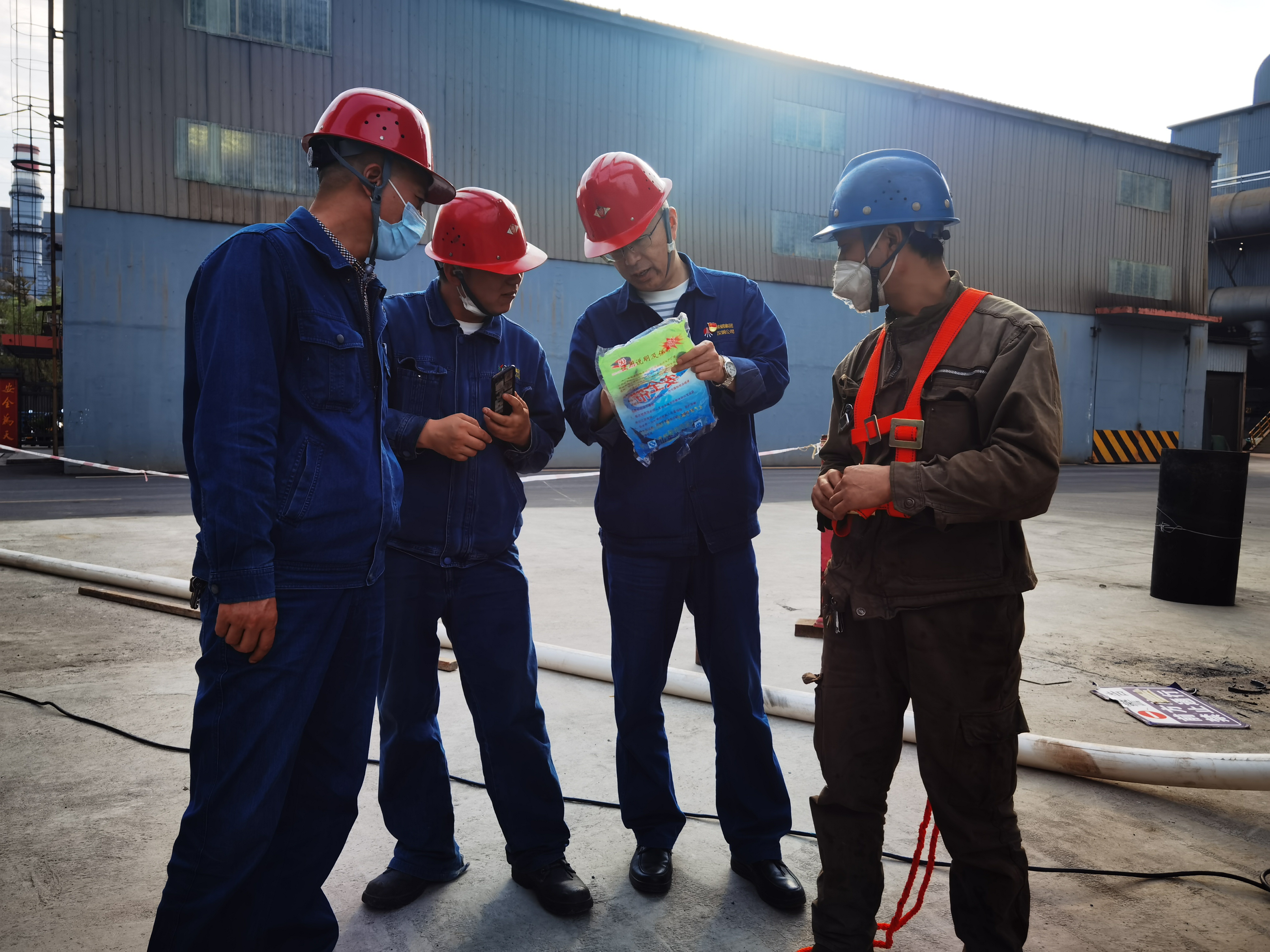 挺進(jìn)“第一線” 節(jié)日“我在崗” 挺進(jìn)“第一線” 節(jié)日“我在崗”