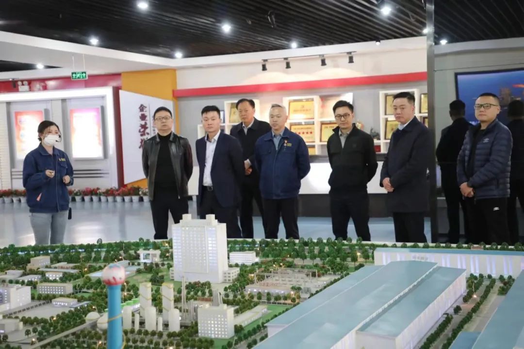 山東濰坊優(yōu)瑞鋁材設(shè)備有限公司董事長(zhǎng)周榜軍一行到公司參觀調(diào)研 山東濰坊優(yōu)瑞鋁材設(shè)備有限公司董事長(zhǎng)周榜軍一行到公司參觀調(diào)研