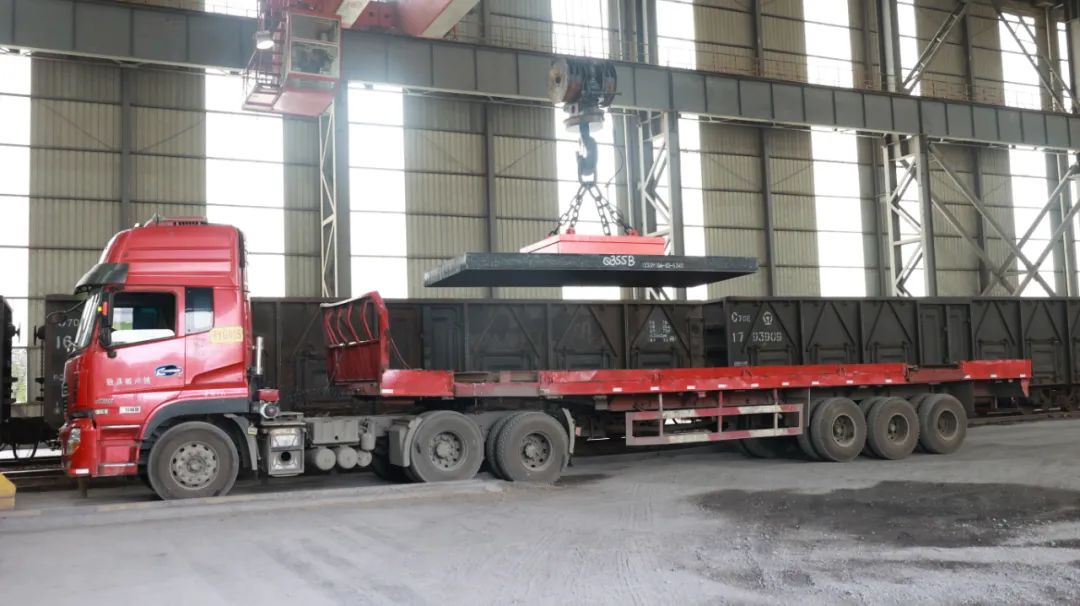 轉(zhuǎn)型升級邁出重要一步!漢鋼公司首批中厚板板坯正式裝車銷售 轉(zhuǎn)型升級邁出重要一步!漢鋼公司首批中厚板板坯正式裝車銷售