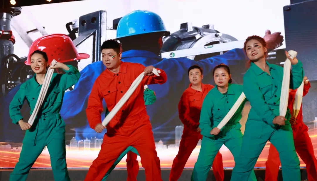 中國鐵路文工團“走進企業”專場慰問演出在縣體育場舉行 周永平代表駐地企業發言 中國鐵路文工團“走進企業”專場慰問演出在縣體育場舉行 周永平代表駐地企業發言