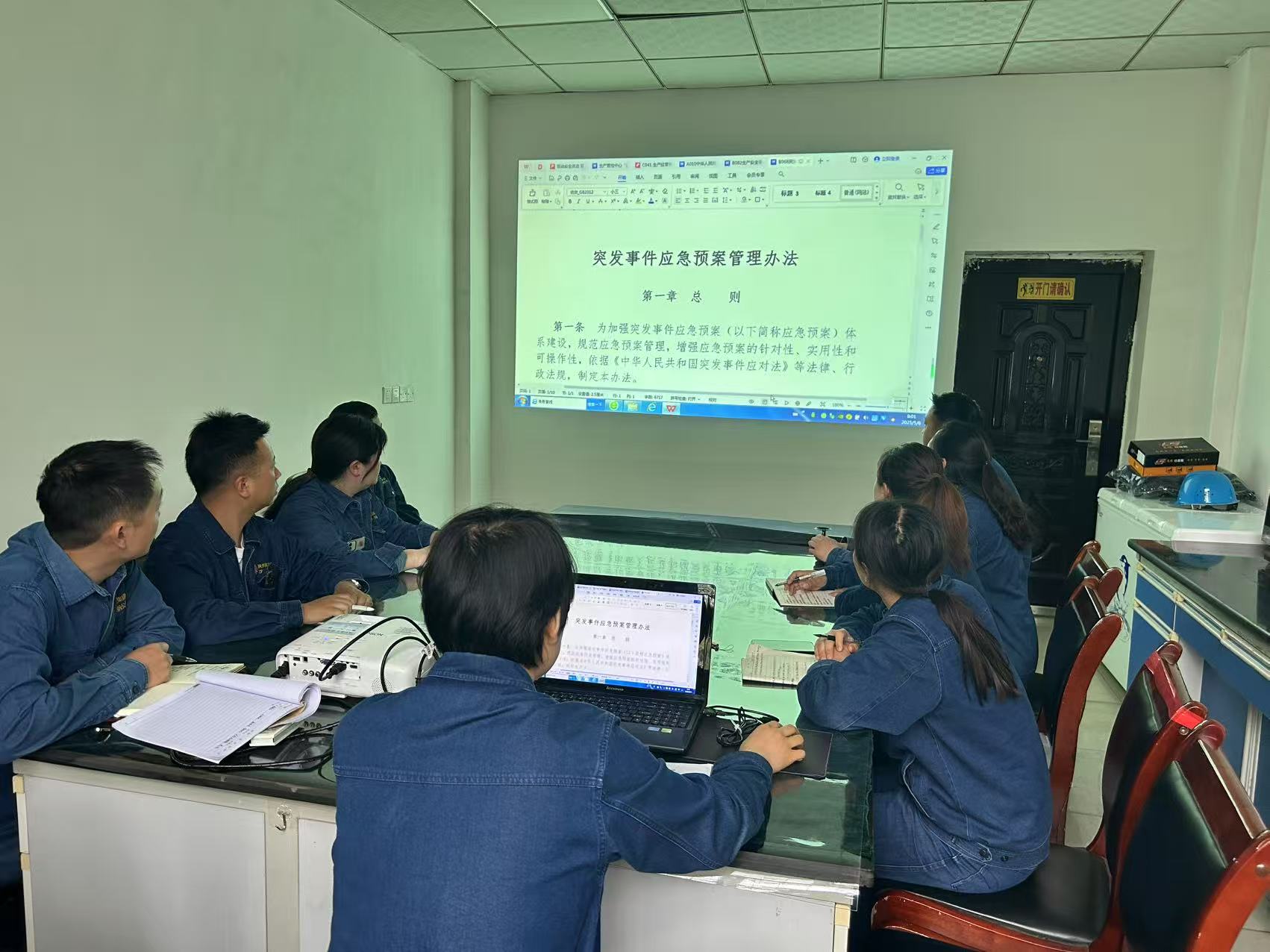 以“應急管理月”為圓心 繪“百日安全”之圓形 以“應急管理月”為圓心 繪“百日安全”之圓形