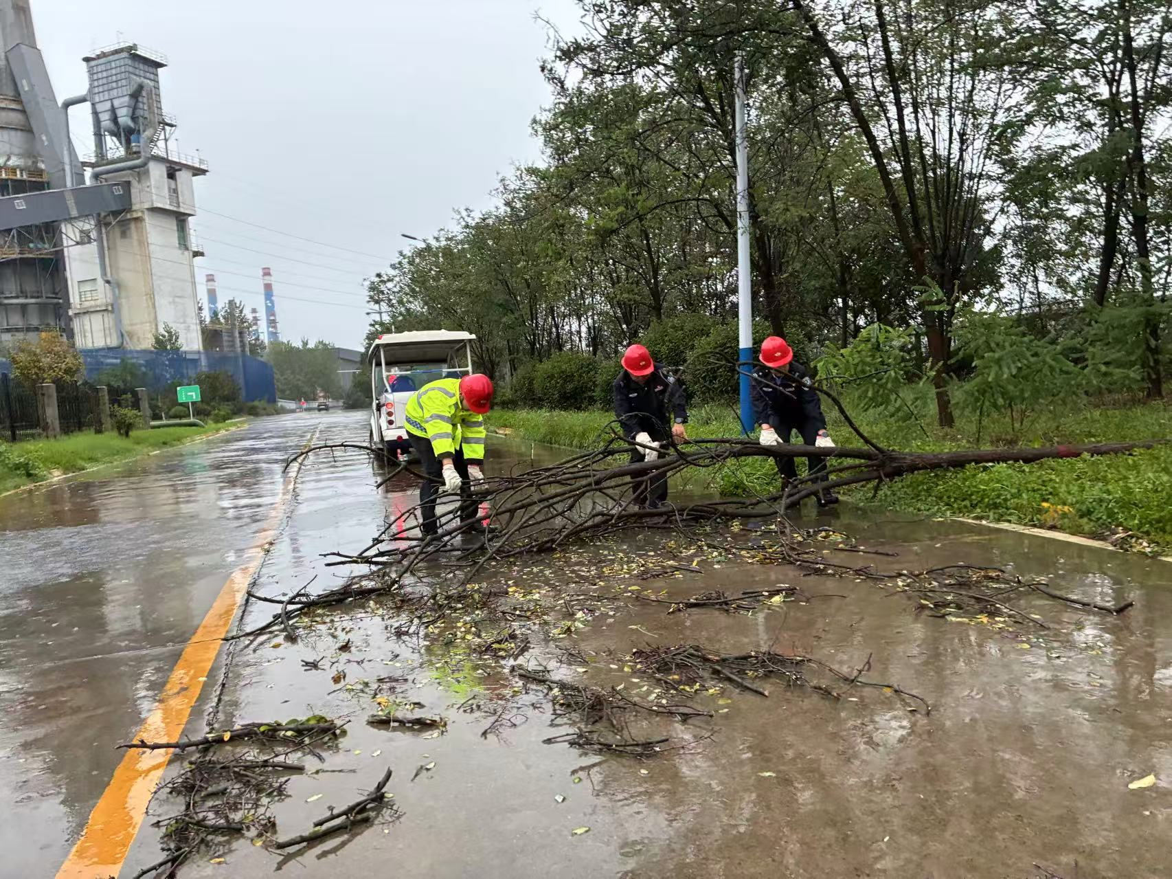 “汛”令如山,內保服務中心以堅守筑牢公司“安全堤” “汛”令如山,內保服務中心以堅守筑牢公司“安全堤”