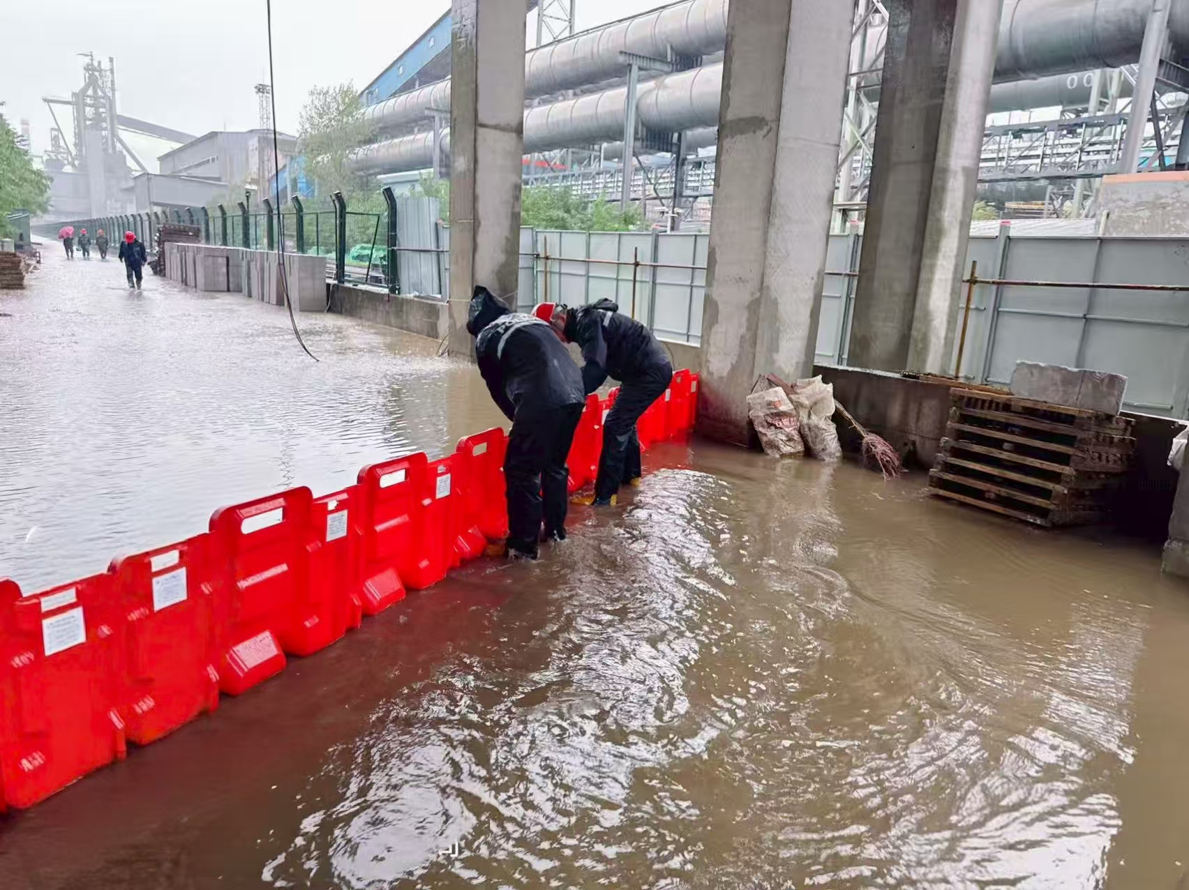 “汛”令如山,內保服務中心以堅守筑牢公司“安全堤” “汛”令如山,內保服務中心以堅守筑牢公司“安全堤”
